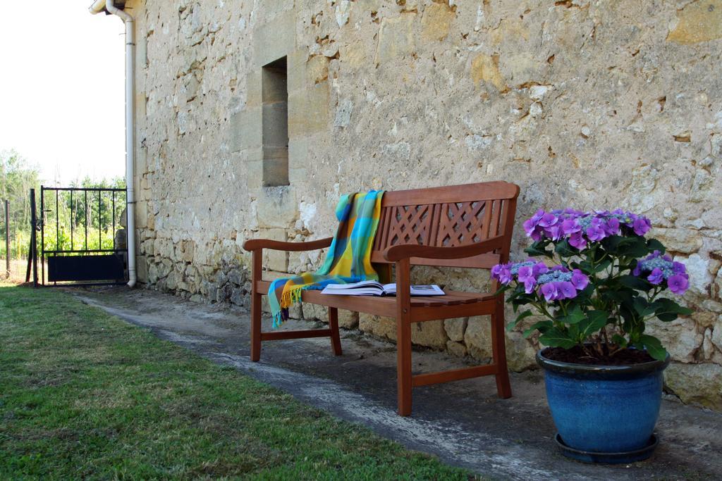 Bleu Raisin Acomodação com café da manhã Les Salles-de-Castillon Exterior foto